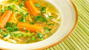 Babcia zawsze dodaje do rosołu. Dzięki temu jest klarowny, a szumowiny znikają 