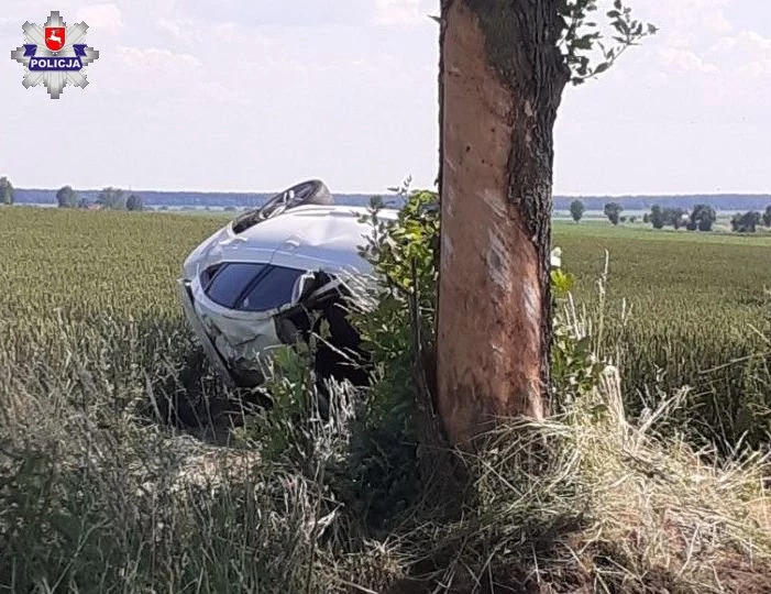 Samochód z dużą prędkością uderzył w drzewo...