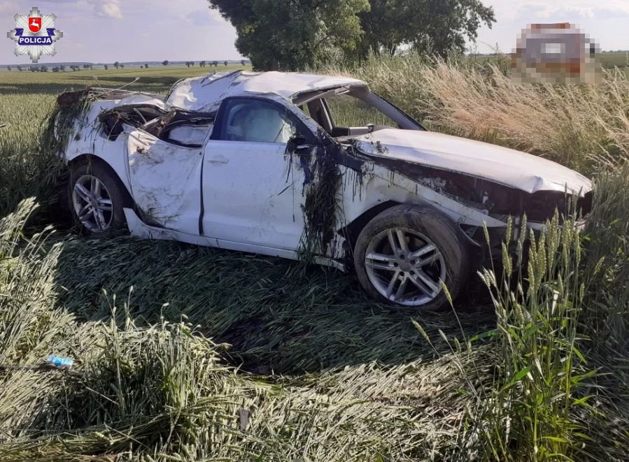 Kierowca wyleciał z samochodu i został ciężko ranny Kierowca wyleciał z samochodu i został ciężko ranny