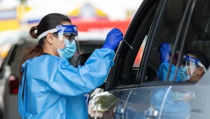 Na zdjęciu: pobieranie wymazów od obywateli w Joondalup w Australii Zachodniej, ok. 25 km na północ od Perth.