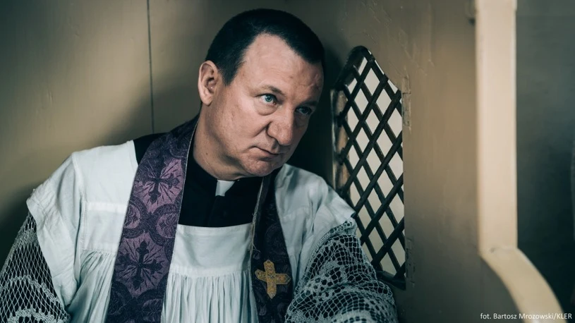 Aktor ma na swoim koncie także rolę księdza, w którego wcielił się w 2018 roku na planie filmu "Kler". 

Przed kilkoma laty tragiczne wydarzenia połączyły losy trzech księży katolickich. Teraz, w każdą rocznicę katastrofy, z której cudem uszli z życiem, duchowni spotykają się, by uczcić fakt swojego ocalenia. Na co dzień układa im się bardzo różnie. Lisowski (Jacek Braciak) jest pracownikiem kurii w wielkim mieście i robi karierę, marząc o Watykanie. Problem w tym, że na jego drodze staje arcybiskup Mordowicz (Janusz Gajos), pławiący się w luksusach dostojnik kościelny, używający politycznych wpływów przy budowie największego sanktuarium w Polsce... Drugi z księży – Trybus (Robert Więckiewicz) w odróżnieniu od Lisowskiego jest wiejskim proboszczem. Sprawując posługę w miejscu pełnym ubóstwa, coraz częściej ulega ludzkim słabościom. Niezbyt dobrze wiedzie się też Kukule (Arkadiusz Jakubik), który – pomimo swojej żarliwej wiary – właściwie z dnia na dzień traci zaufanie parafian. Wkrótce historie trójki duchownych połączą się po raz kolejny, a wydarzenia, które będą mieć miejsce, nie pozostaną bez wpływu na życie każdego z nich.
