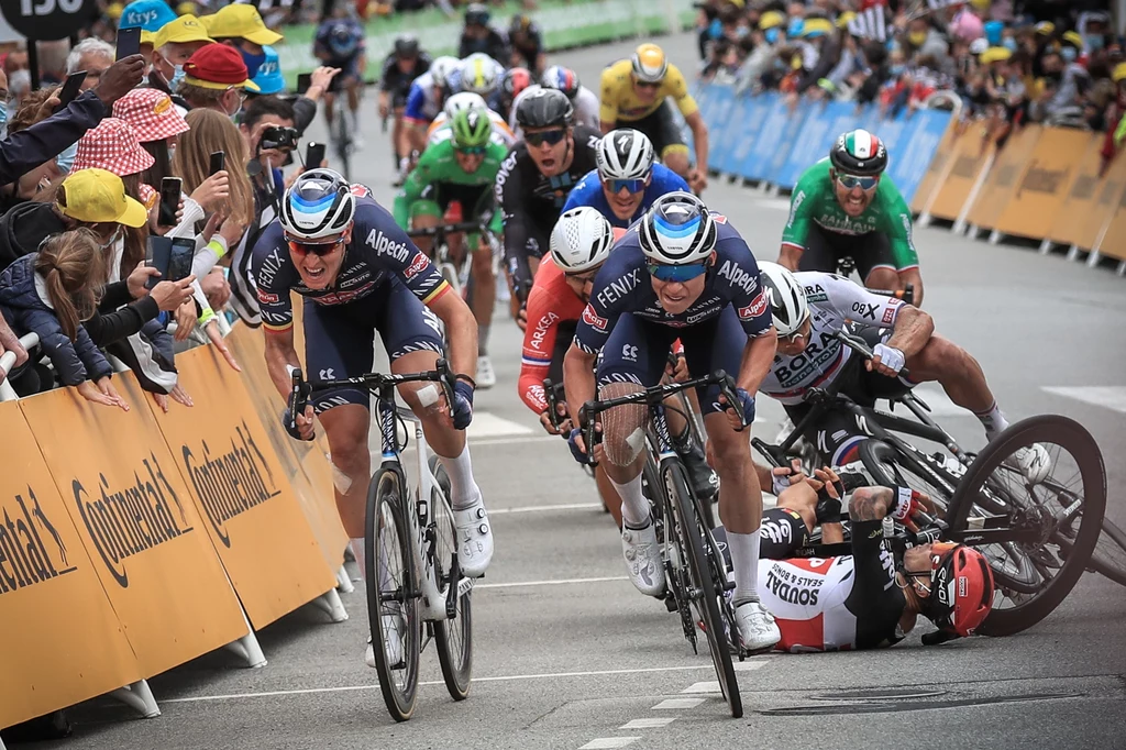 Upadek na trasie 3. etapu Tour de France Upadek na trasie 3. etapu Tour de France