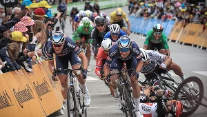 Upadek na trasie 3. etapu Tour de France