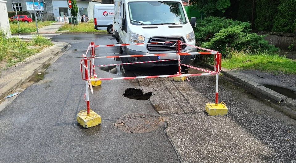 Zapadnięty asfalt na jednej z ulic Krakowa