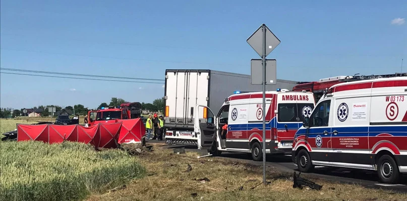Na miejscu zginęli wszyscy jadący samochodem osobowym, dwoje dorosłych i troje dzieci / Fot: tusochaczew.pl Na miejscu zginęli wszyscy jadący samochodem osobowym, dwoje dorosłych i troje dzieci / Fot: tusochaczew.pl