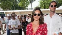 Wierną fanka sukiene midi jest siostra księżnej Kate. Pippa Middleton przy tej długości decyduje się na kopertowe kroje, szpilki lub koturny.