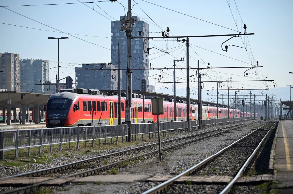 SŁOWENIA W Słowenii zaświadczenie o zaszczepieniu, przejściu infekcji lub negatywnym teście jest wymagane przy wejściu do lokali gastronomicznych i rozrywkowych (nie dotyczy to ogródków i tarasów), meldowaniu się w hotelach, czy uczestnictwie w wydarzeniach, w których bierze udział więcej niż 100 osób. Nie dotyczy to dzieci i młodzieży poniżej 18 lat (15 lat w wypadku imprez sportowych i kulturalnych) Źródło tekstu: PAP
