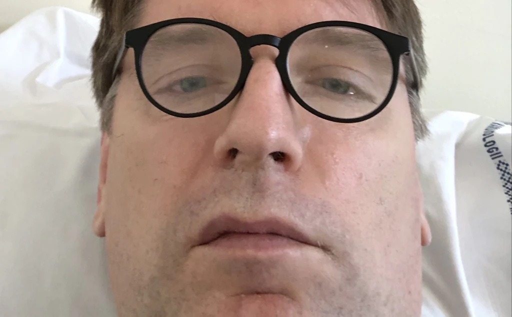 Tomasz Lis, fot. zdjęcie ze szpitala opublikowane na Twitterze Tomasz Lis, fot. zdjęcie ze szpitala opublikowane na Twitterze