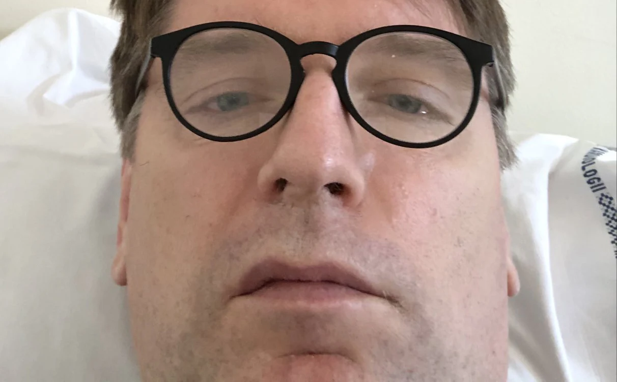 Tomasz Lis, fot. zdjęcie ze szpitala opublikowane na Twitterze Tomasz Lis, fot. zdjęcie ze szpitala opublikowane na Twitterze