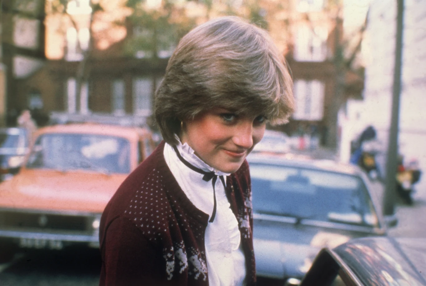 Diana Spencer była trendseterką. Widzicie siebie w takiej stylizacji? Biała koszula z czarną aksamitką? Kokardka ma ponadczasowy charakter. Do tego sweter i outfit gotowy! 