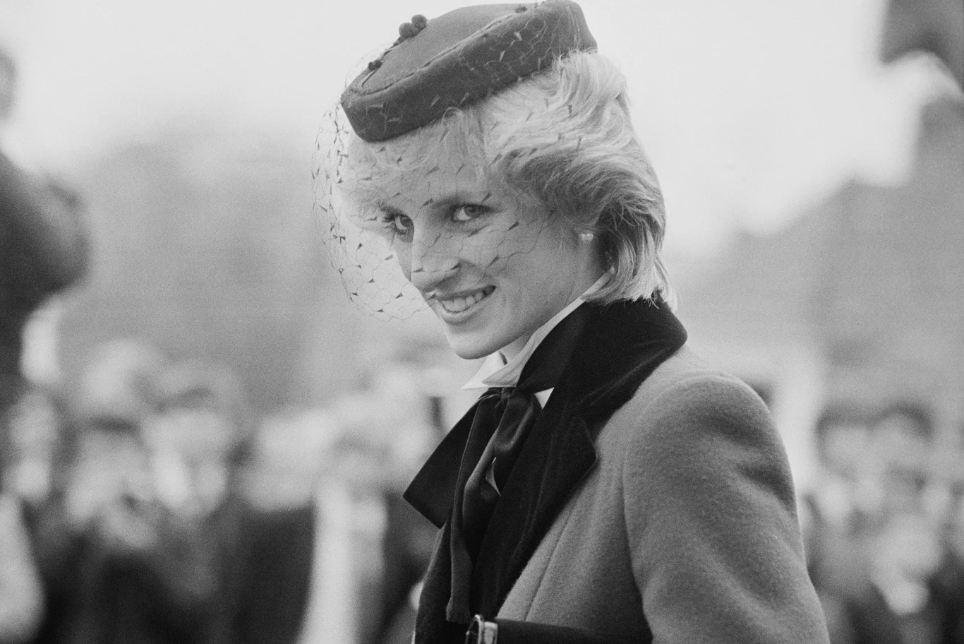 Zdjęcie księżnej Diany zrobione w Bristolu w 1983 najlepiej odzwierciedla jej nietuzinkowy styl. Trzymała się etykiety, stawiała na kobiece detale, a do stonowanych kreacji przemycała akcenty, które miały w sobie "pierwiastek glamour". 