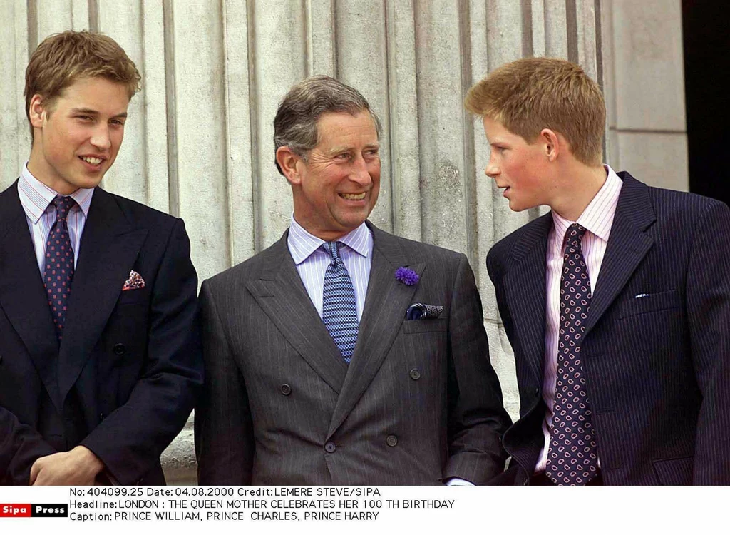 Książę Karol z Williamem i Harry'm podczas setnej rocznicy urodzin królowej matki