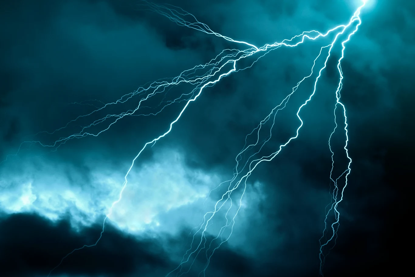 Burza na trasie jest szczególnie niebezpieczna, ponieważ często trudno jest się przed nią schronić Burza na trasie jest szczególnie niebezpieczna, ponieważ często trudno jest się przed nią schronić