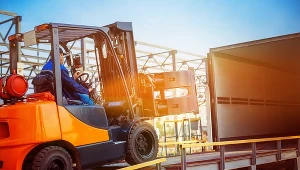 Zatrudnienie można znaleźć w centrach logistycznych, biurach, magazynach, sortowniach czy jako pracownik w terenie