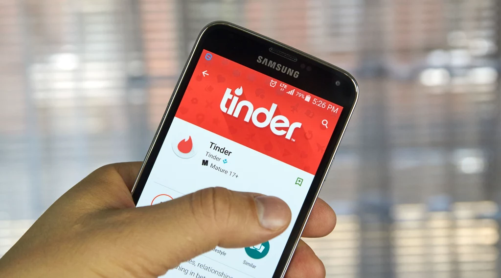 Tinder pozostaje najpopularniejszą apką randkową. Podczas randek online warto zachować zdrowy rozsądek