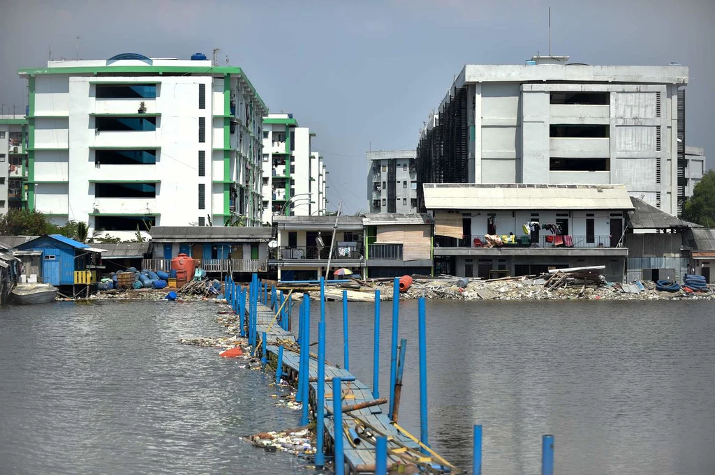 Domy, które znalazły się pod poziomem morza w Dżakarcie, stolicy Indonezji. 