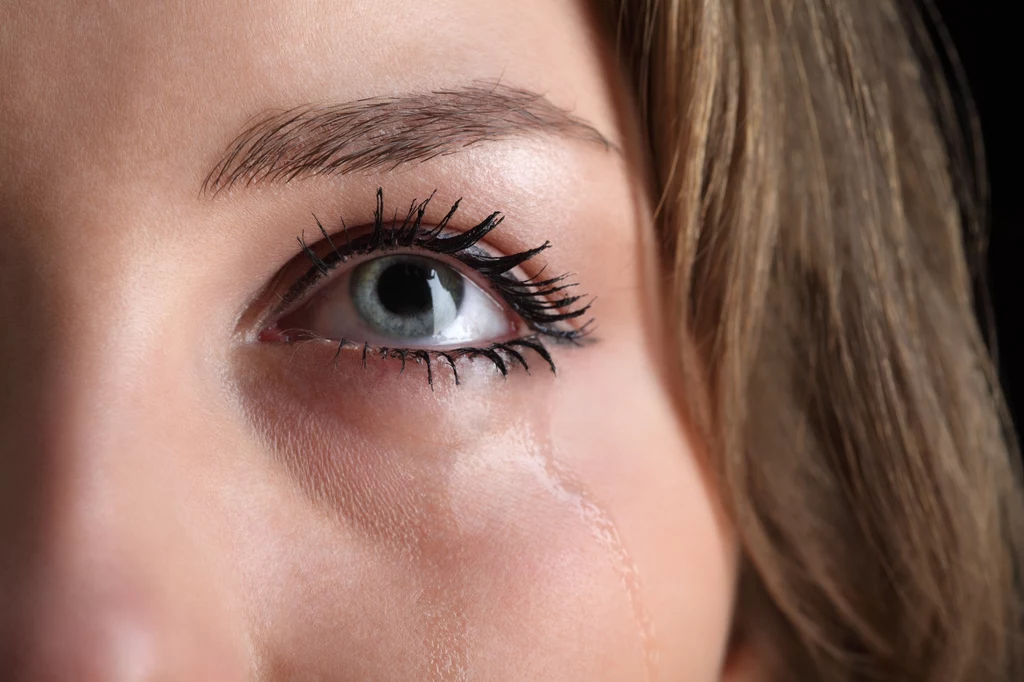 Łzawienie oczu może być wywołane różnorodnymi czynnikami