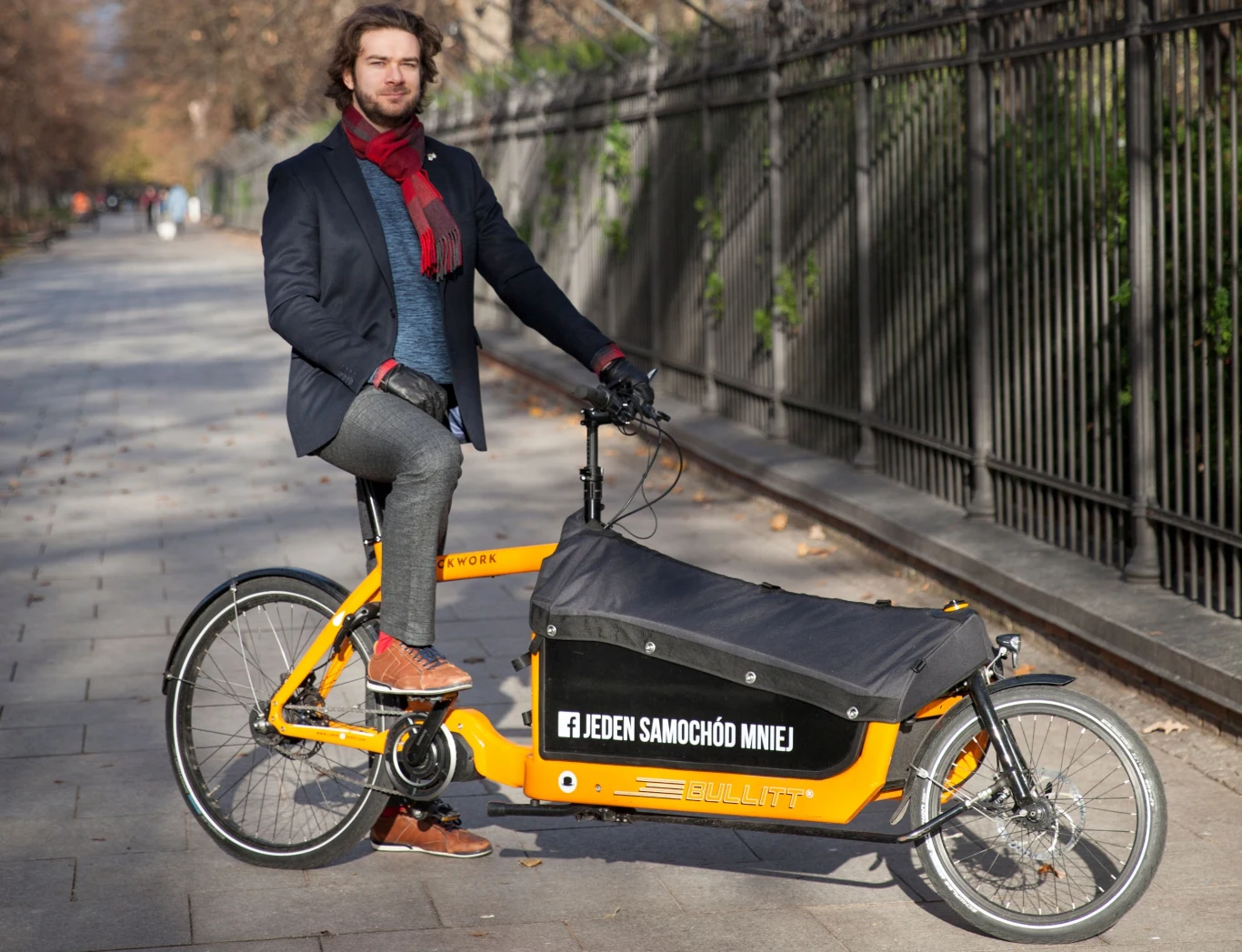 Socjolog miasta Krzysztof Gubański z rowerem towarowym. Socjolog miasta Krzysztof Gubański z rowerem towarowym.