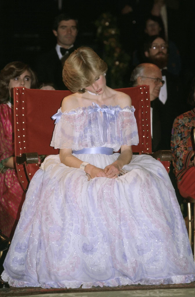 Księżna Diana zasnęła podczas uroczystości w Muzeum Victorii i Alberta z powodu zmęczenia. Zdjęcie to obiegło media, a Diana została okrzyknięta "śpiącą królewną"