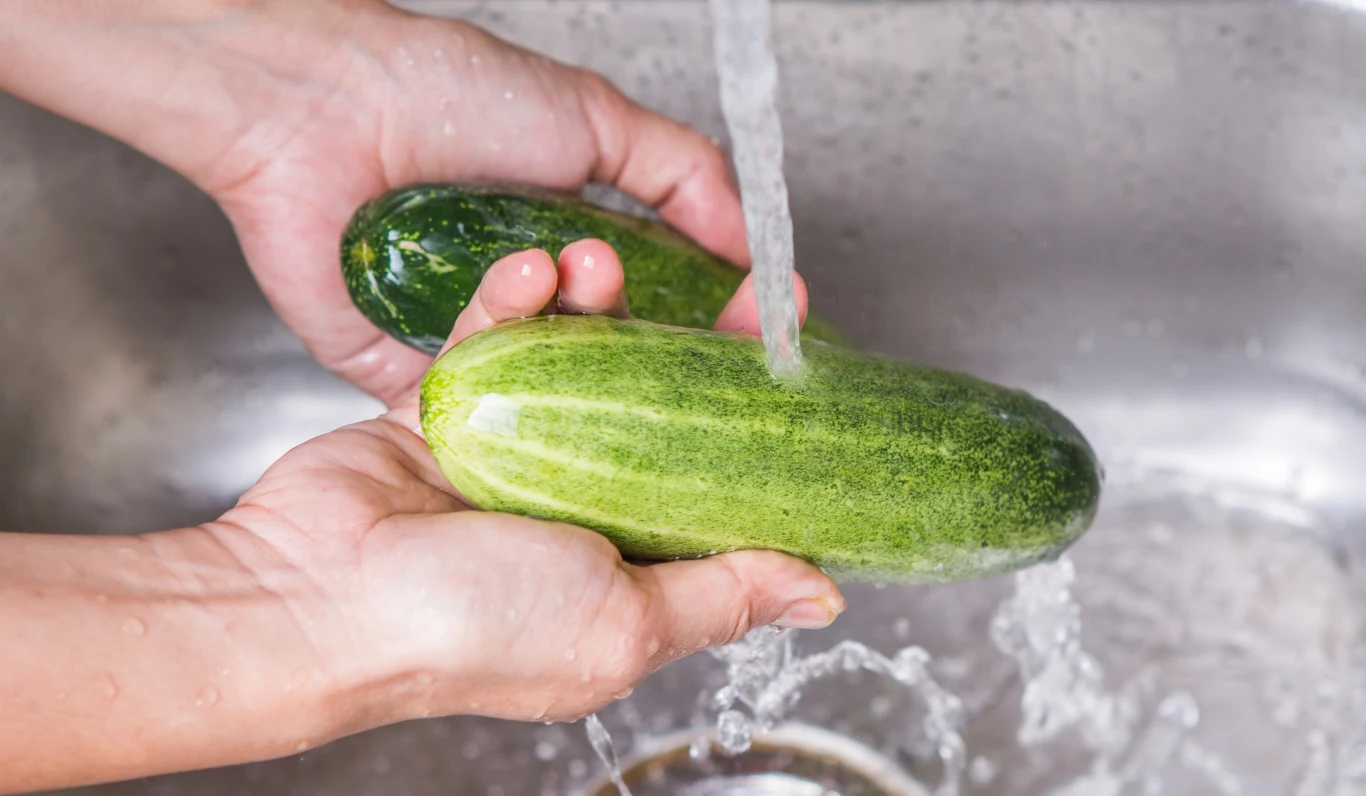 Zanim dodamy ogórki do sałatki, skropmy pozostałe warzywa sokiem z cytryny