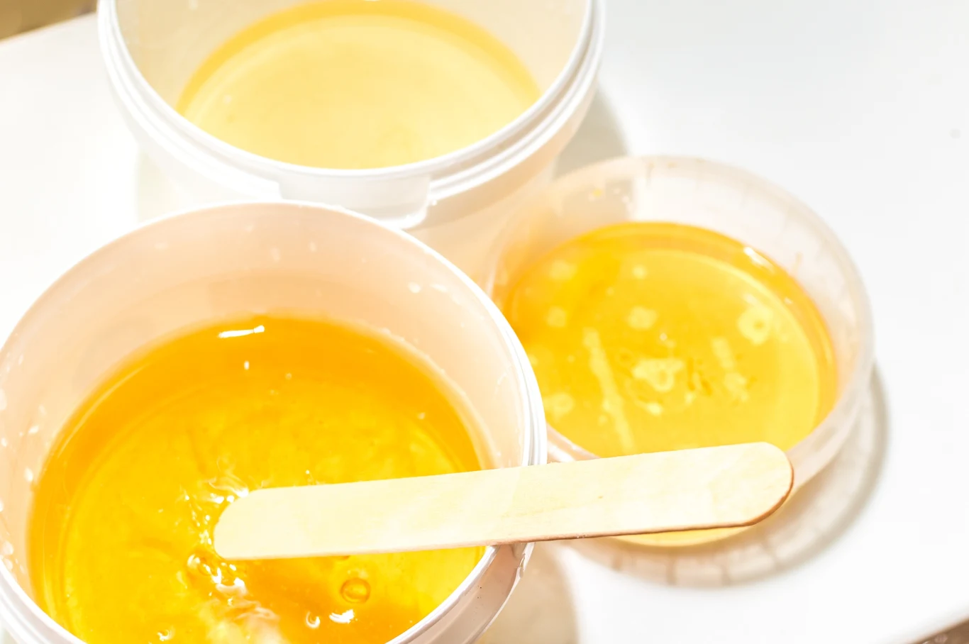 Istnieją dwie metody depilacji za pomocą pasty cukrowej