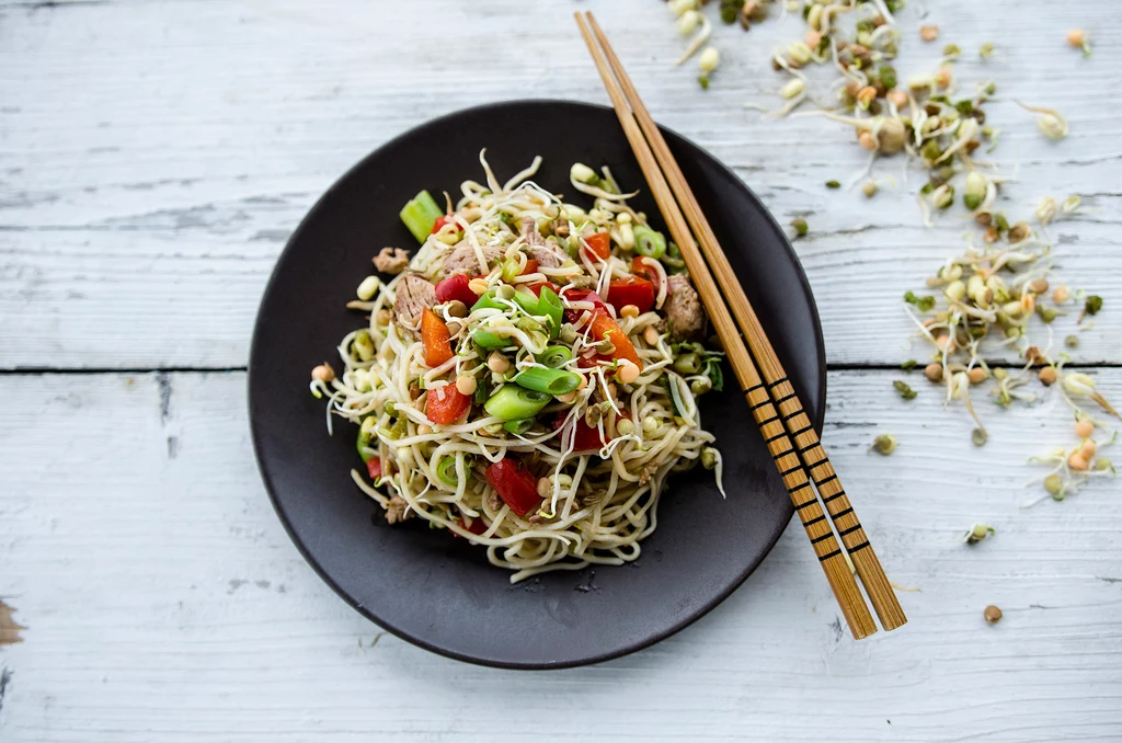 Makaron chow mein smażony z kurczakiem jest przebojem wśród dań z patelni