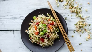 Makaron chow mein smażony z kurczakiem