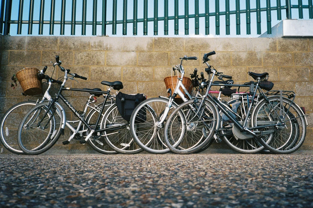 Rowery stojące przy murze.