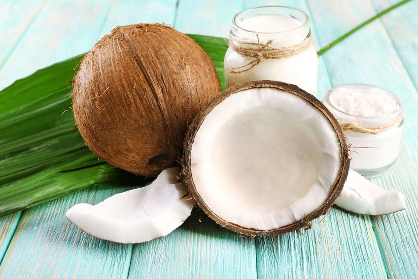 Olej kokosowy zawiera witaminy E i K, żelazo oraz związki fenolowe i i kwas laurynowy