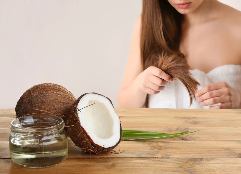 Olej kokosowy może pomóc na rozdwajające się końcówki i łamliwe włosy