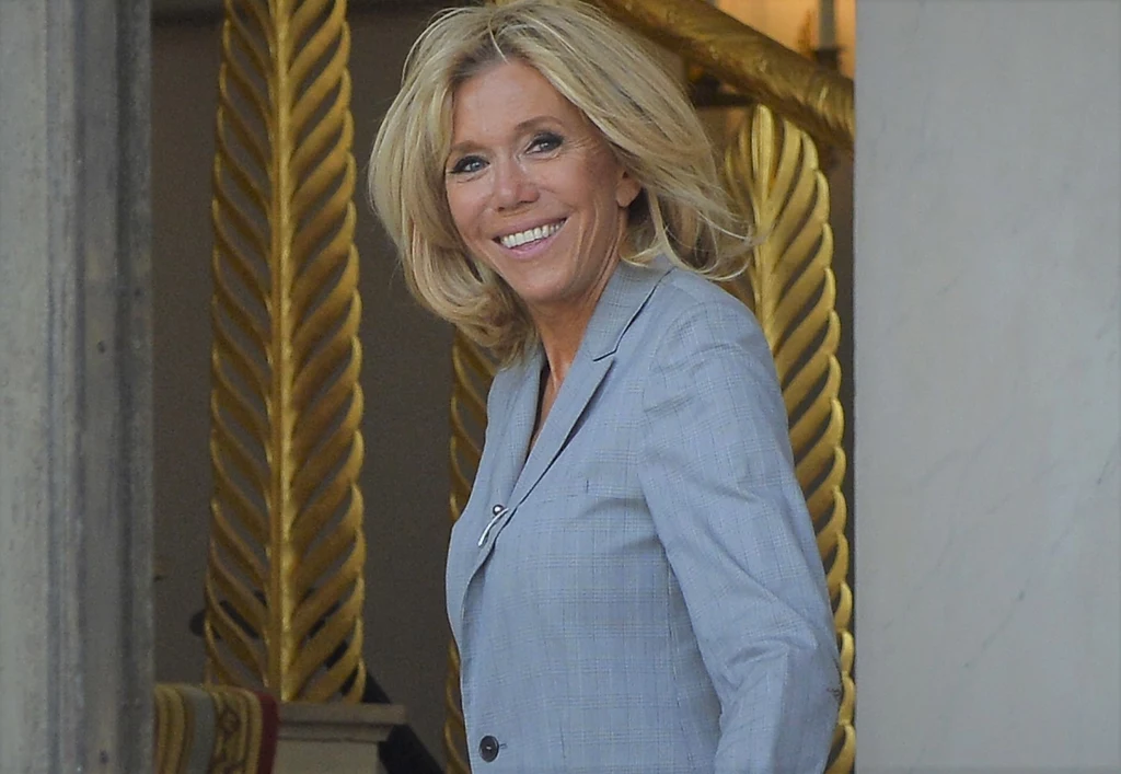 Brigitte Macron chętnie nosi marynarki w szarych odcieniach