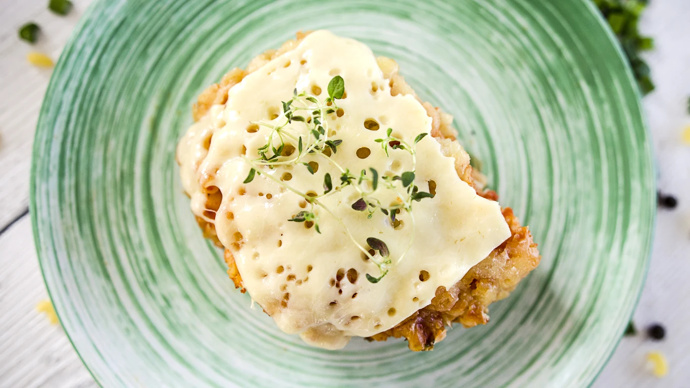 Dodatek żółtego sera podnosi kaloryczność, ale też wartości odżywcze dania 