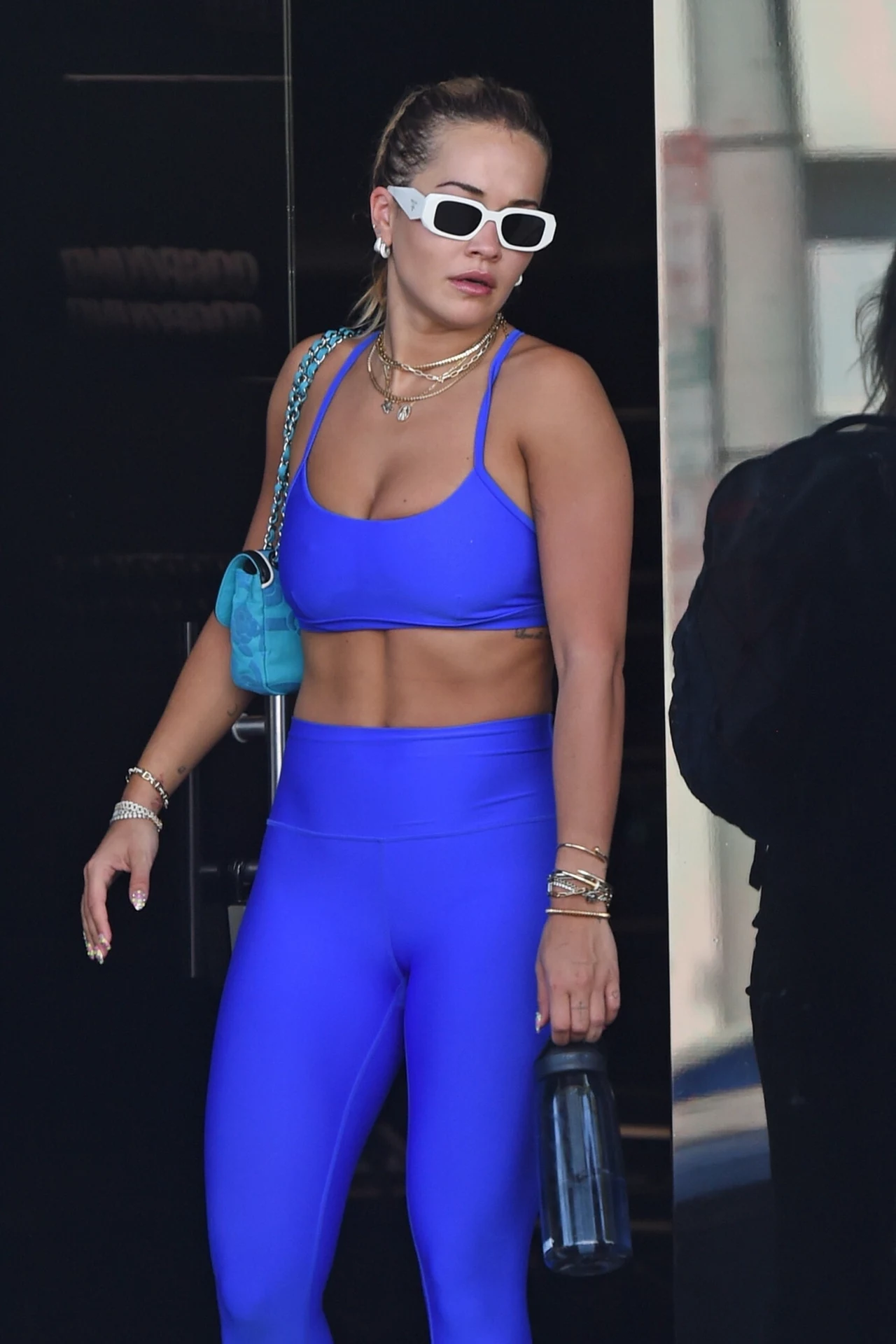 Rita Ora zachwyciła w niebieskim stroju sportowym 