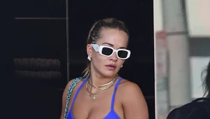 Rita Ora w niebieskim stroju sportowym 