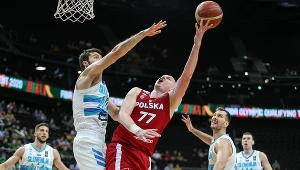Damian Kulig w twardej walce pod koszem z zawodnikami Słowenii