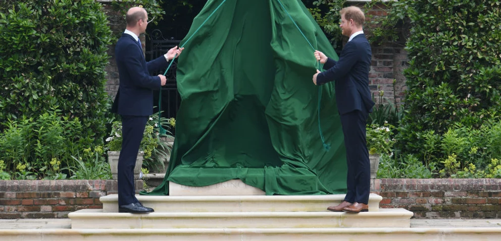 Książę William i Harry odsłonili pomnik księżnej Diany