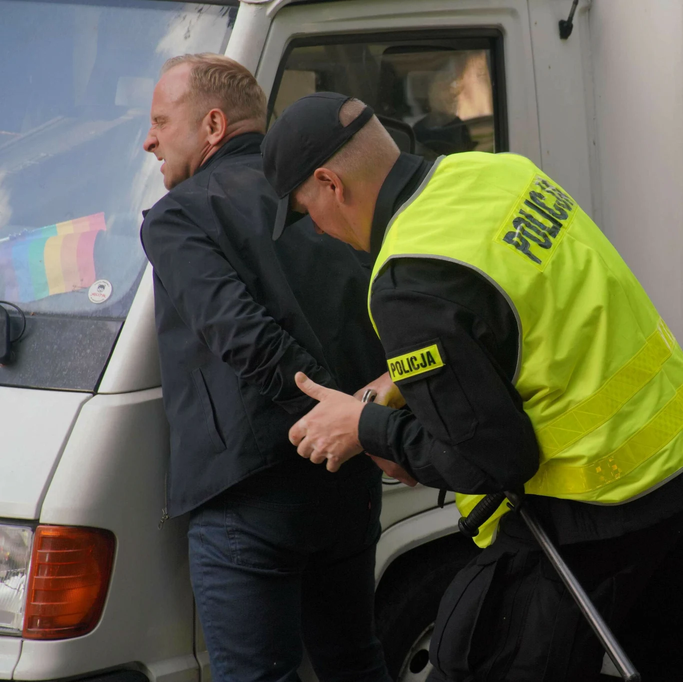 - Nie muszę mieć przekonań narodowca, żeby go zagrać. Raczej wymyślamy tą postać, korzystając być może ze wzorów, których mamy sporo dokoła w naszej rzeczywistości. Roman jest miksem kilku postaci, które wszyscy znamy z życia publicznego. Jego przekonania też są niestety coraz bardziej popularne. To, co mnie ciekawi, to skąd takie postaci się biorą i w jaki sposób powoli dopuszcza się je do głosu, a może nawet do władzy - precyzuje aktor.