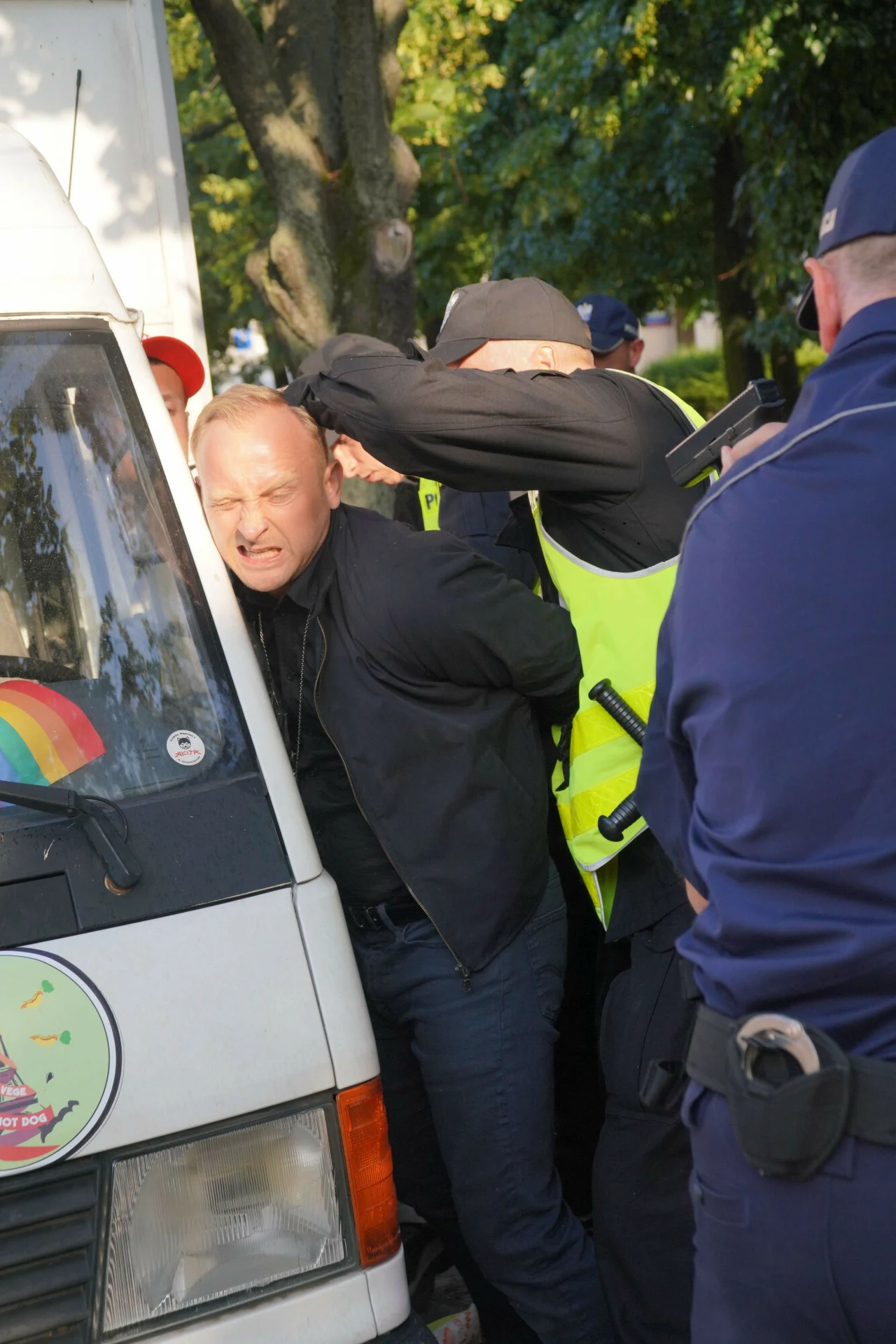 Podczas realizowanych pod koniec czerwca zdjęć w okolicy placu Zbawiciela bohater grany przez Borysa Szyca został aresztowany przez policję. W kogo wciela się aktor?

- Jest dowódcą Zrzeszenia Młodzieży Radykalnej. Słowo dowódca bardzo mu się podoba. Widać, że chciałby być u władzy (…) Będzie do tego dążył po trupach - tak aktor charakteryzuje swojego bohatera - tak Szyc charakteryzuje swą postać.