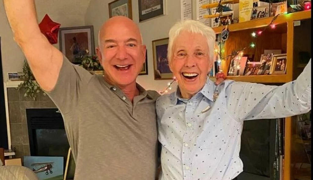 Jeff Bezos i Wally Funk Jeff Bezos i Wally Funk