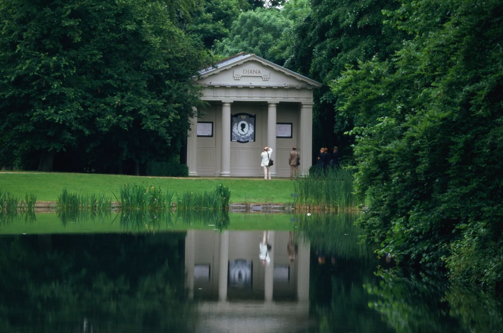 Grób księżnej Diany na wyspie Althorp Grób księżnej Diany na wyspie Althorp