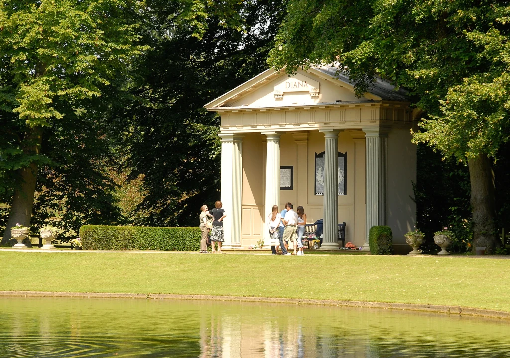 Grób księżnej Diany na wyspie Althorp Grób księżnej Diany na wyspie Althorp