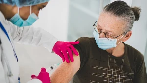 Mieszanie szczepionek Pfizera i AstraZeneki daje wysokie stężenia przeciwciał - donoszą naukowcy