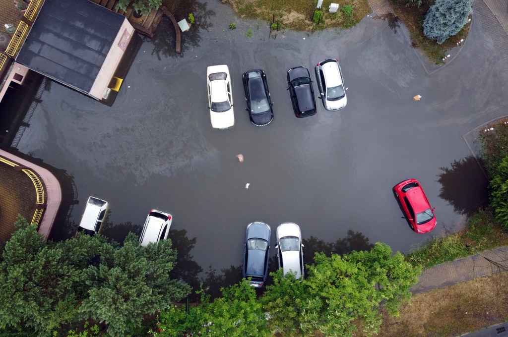 Zalany parking przy ul. Ostrobramskiej w Szczecinie