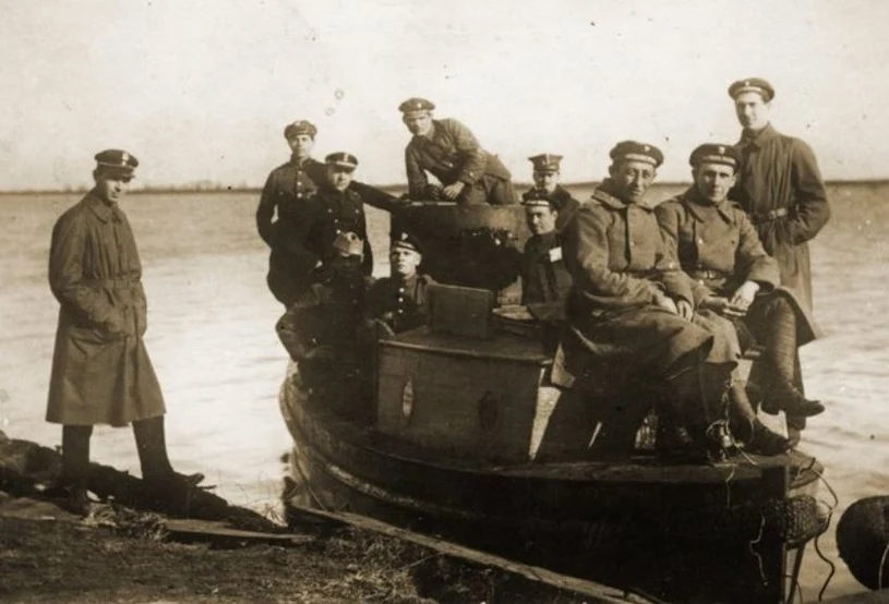 Motorówka uzbrojona Flotylli Pińskiej, jesień 1919 roku Motorówka uzbrojona Flotylli Pińskiej, jesień 1919 roku