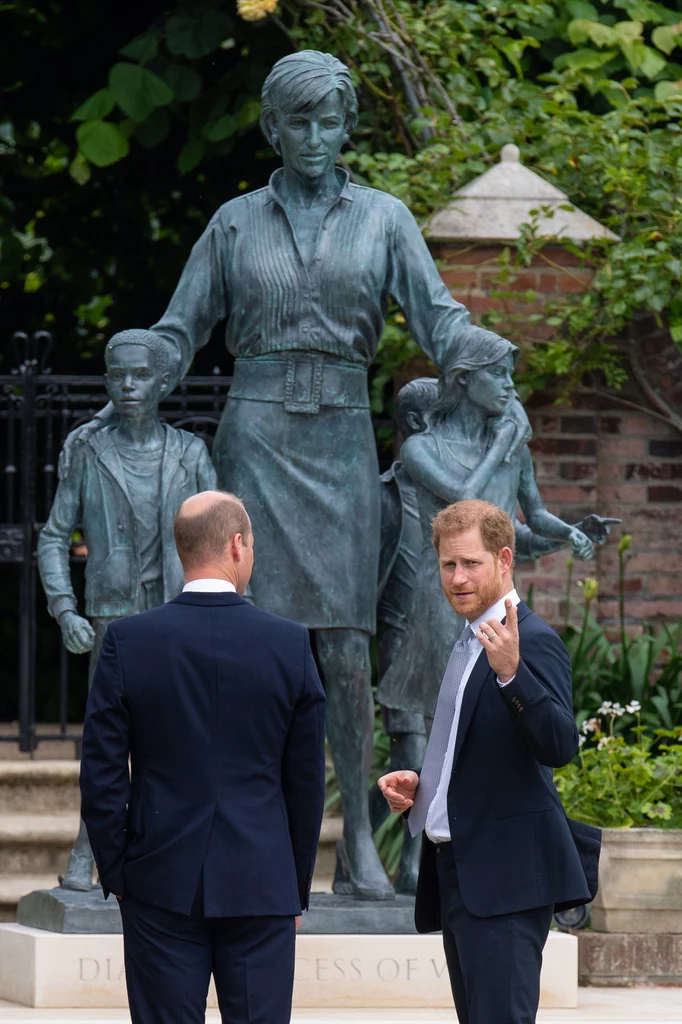 Odsłonięcie pomnika księżnej Diany z okazji rocznicy jej 60. urodzin było bardzo emocjonujące dla Williama i Harry'ego 