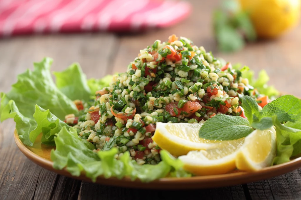 Z kaszy bulgur można przygotować sałatkę Tabbouleh