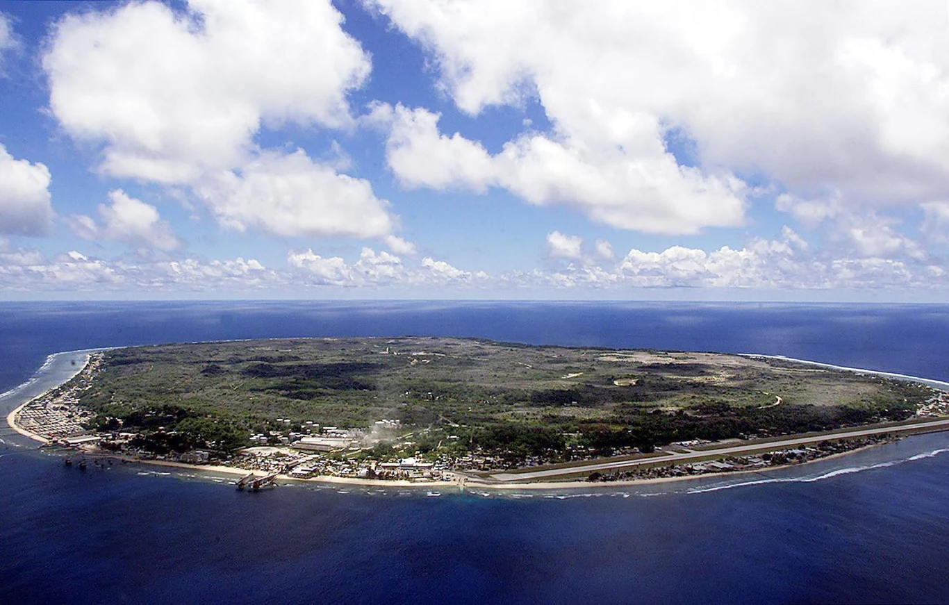 Cała wyspa ma 21 km2 - to tyle, co powierzchnia Ełku. Nauru jest najmniejszą republiką na świecie. Cała wyspa ma 21 km2 - to tyle, co powierzchnia Ełku. Nauru jest najmniejszą republiką na świecie.