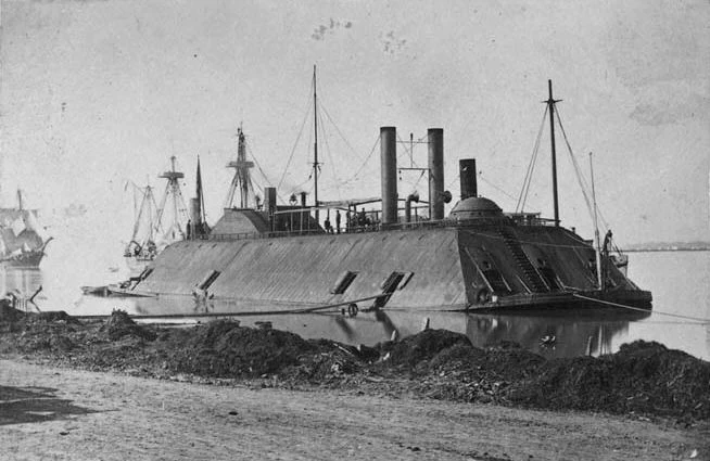 18 maja 1863 armie gen. Granta i Shermana zamknęły okrążenie Vicksburga od wschodu. Następnego dnia pod miasto podeszła część flotylli rzecznej, w składzie USS „Baron De Kalb” i „Choctaw” oraz kanonierek pancernych „Linden”. „Romeo”. „Petrel” i „Forest Rose”, które rozpoczęły regularny ostrzał miasta. W kolejnych dniach pojawiły się kolejne okręty, jak widoczna na zdjęciu kanonierka USS „Cincinnati”, które wykorzystując swoją dużą mobilność, oddawały kilka strzałów i wycofywały się poza zasięg artylerii Konfederatów.
