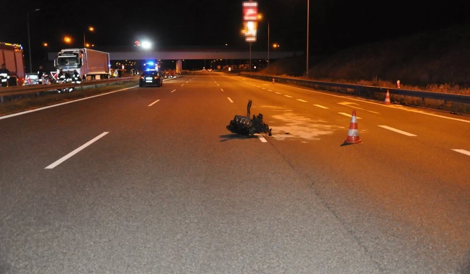 Wyrwany silnik zatrzymał się na drugiej nitce autostrady