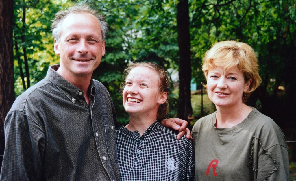 Paweł Wawrzecki z córką Anią i zmarłą żoną